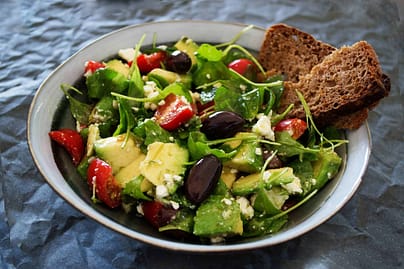 Recette du déjeuner : bol de salade d'avocat et de tomates