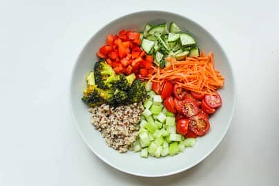 Spermidinben gazdag quinoa saláta zöldségekkel